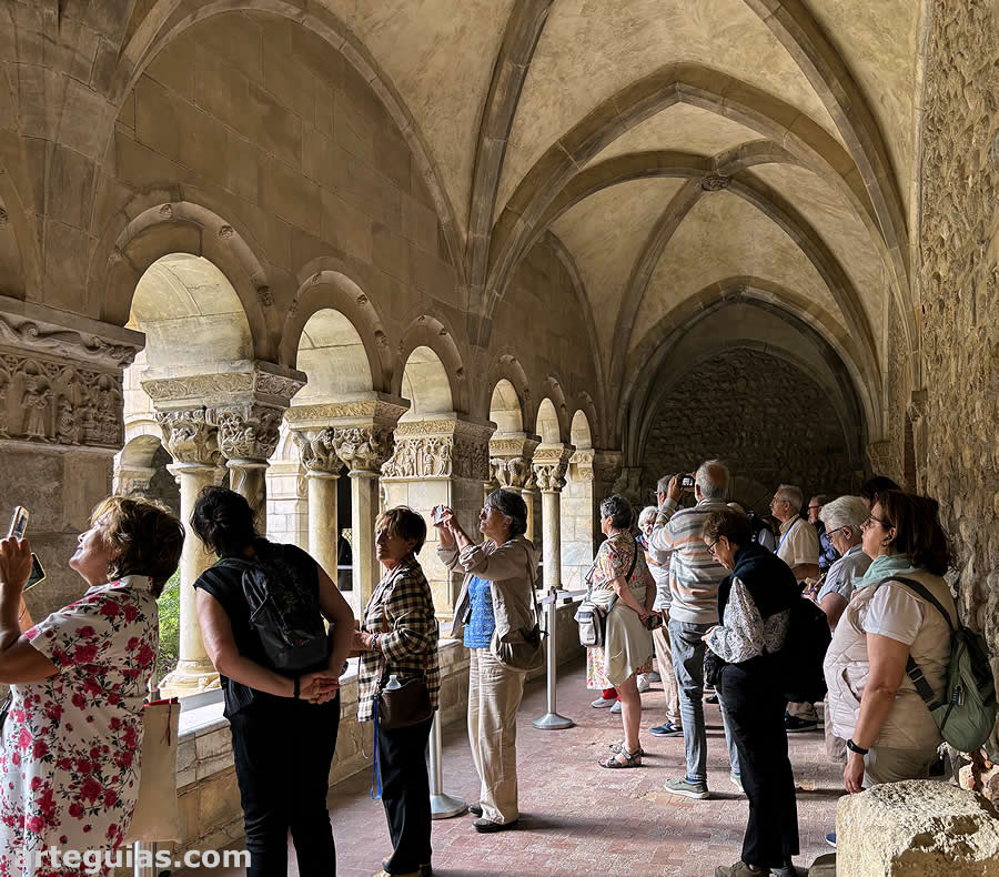 Fotografiamos los numerosos capiteles del claustro de la Catedral de Elna