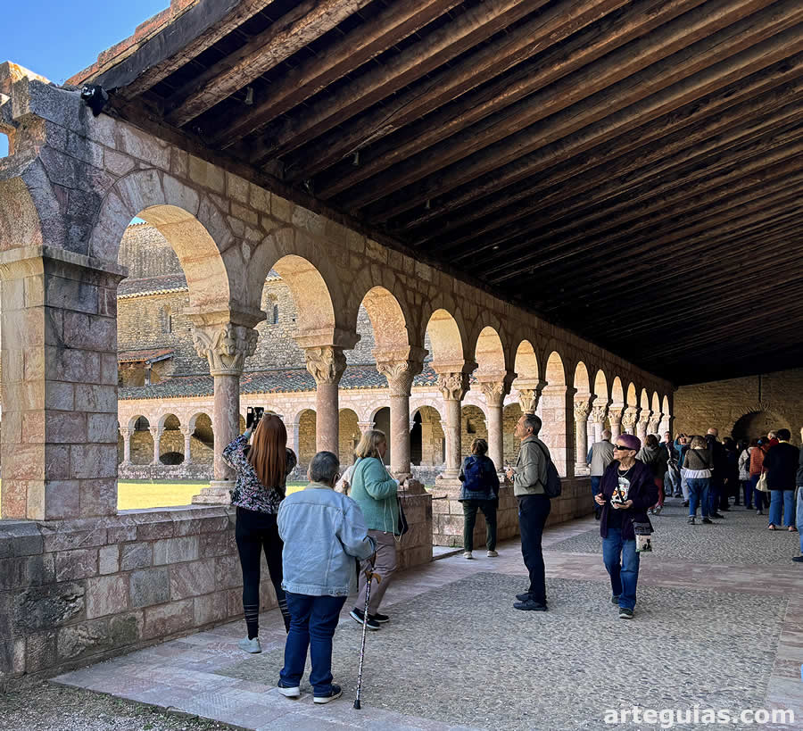 Visita al emblem&aacute;tico e hist&oacute;rico monasterio de Saint Michel de Cux&aacute;