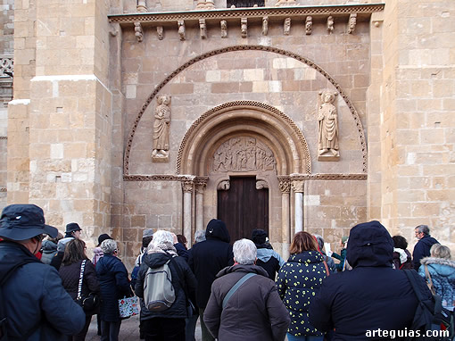 Explicaciones en la Puerta del Perd&oacute;n