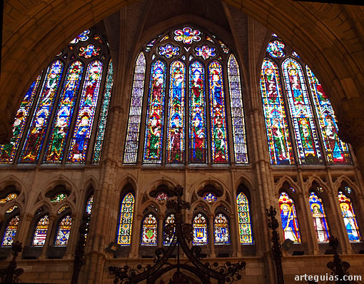 Preciosas vidrieras de la catedral g&oacute;tica
