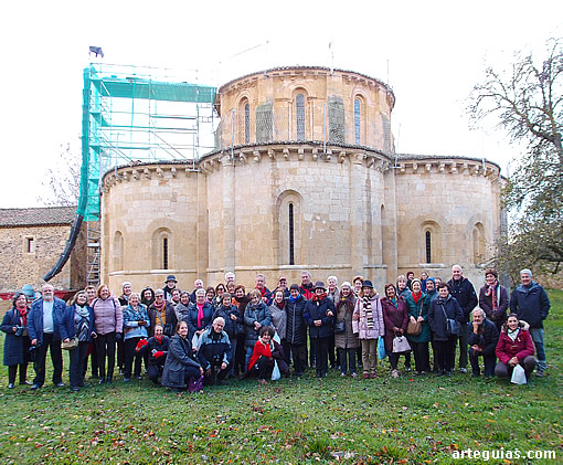 Foto de grupo ante la cabecera de Santa Mar&iacute;a la Real de Gradefes