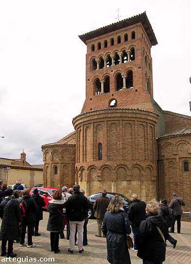 Ante la iglesia de San Tirso de Sahag&uacute;n