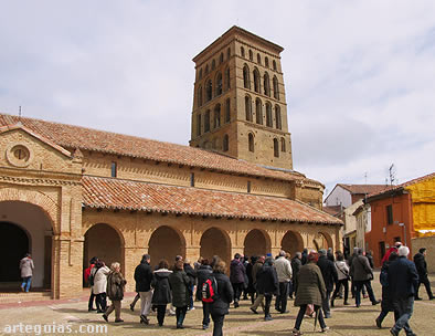 Llegada a Sahag&uacute;n, con la iglesia de San Lorenzo al fondo