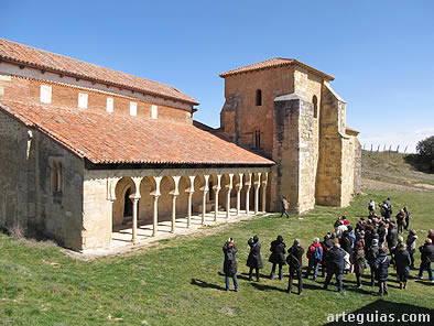 El grupo ante la formidable iglesia  de San Miguel de Escalada