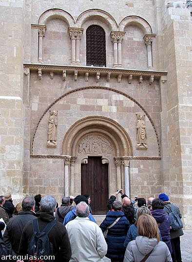 Ante San Isidoro de Le&oacute;n