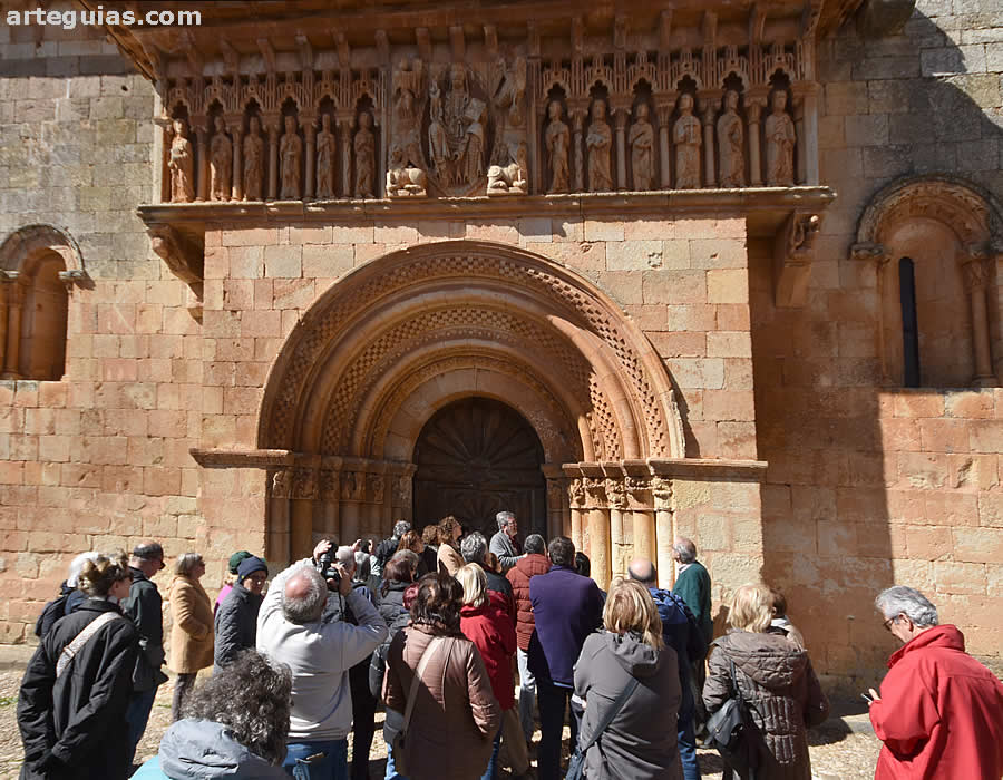 Ante la magnífica fachada de la iglesia palentina de Moarves de Ojeda