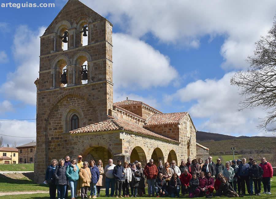 Foto de familia ante la iglesia románica de San Salvador de Cantamuda