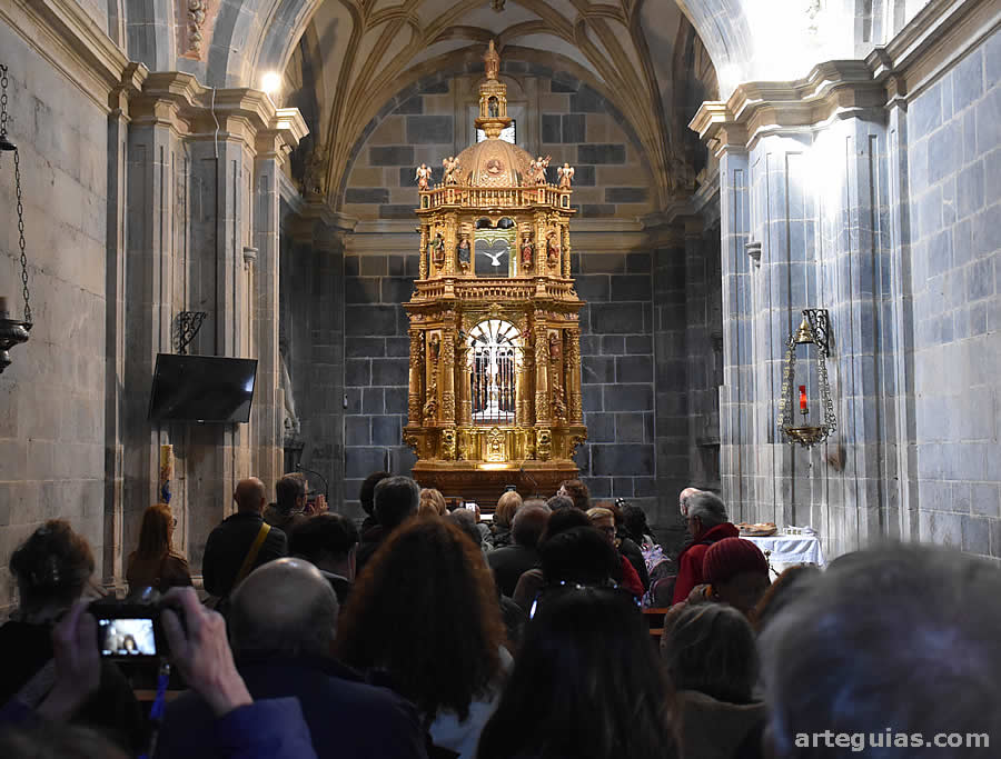 Visitando la Capilla del Lignum Crucis de Santo Toribio de Lie´bana