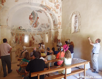 En la ermita de San Pelayo de Perazancas de Ojeda, admirando sus pinturas murales románicas