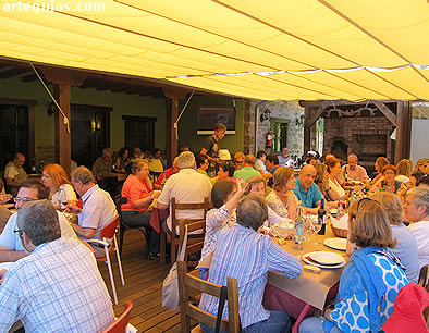 Comida al aire libre en un restaurante cercano a Santa María de Piasca