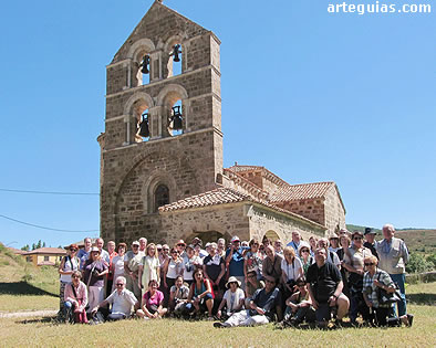 Posando ante la iglesia de San Salvador de Cantamuda