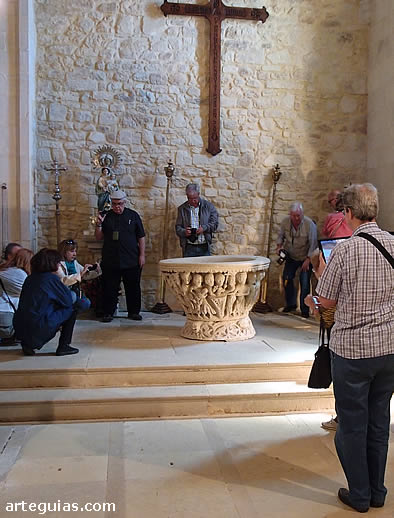Fotografiando la pila románica de Colmenares de Ojeda
