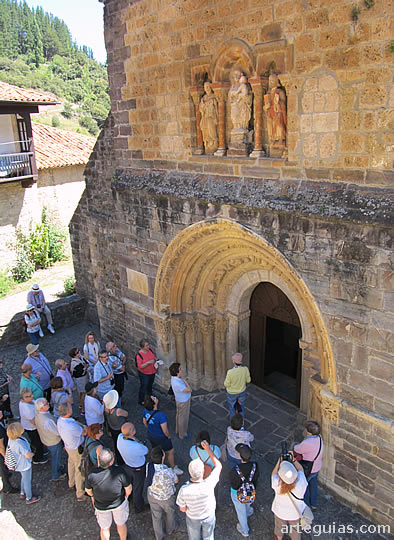 Explicaciones ante la fachada de la iglesia de Santa María de Piasca