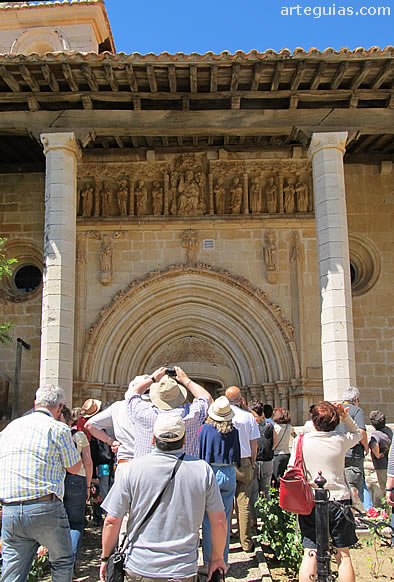 Ante la monumental portada de la iglesia de Traspeña de la Peña