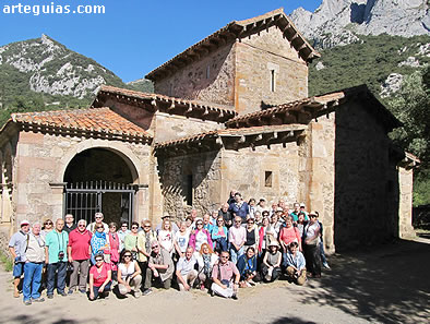 El grupo delante de iglesia de Santa María de Lebeña (siglo X)
