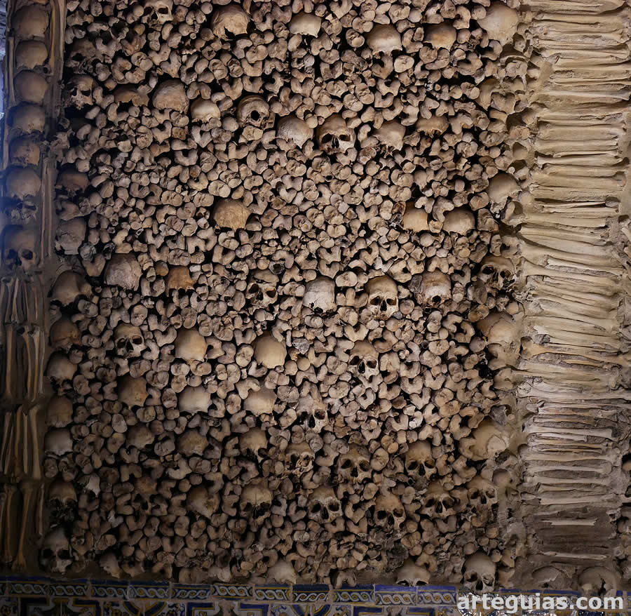 Capela dos Ossos en &Eacute;vora