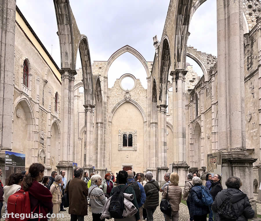 Dentro de la iglesia g&oacute;tica del Convento do Carmo de Lisboa