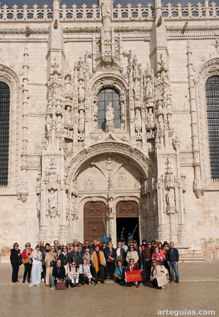 Posando delante de los Jer&oacute;nimos de Bel&eacute;m, en Lisboa