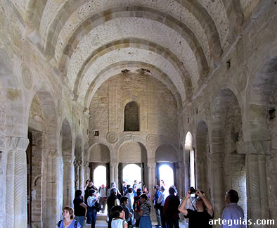 En el interior de Santa María del Naranco