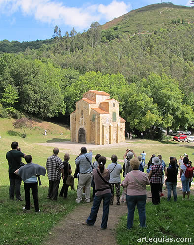 Contemplando una espectacular vista de San Miguel de Lillo