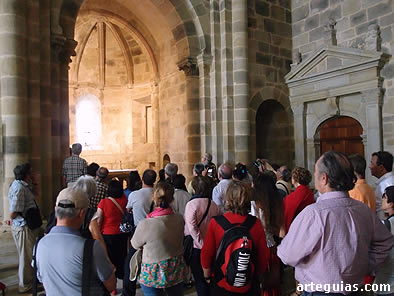 En el interior de Santa María de Valdediós (antiguo monasterio cisterciense)