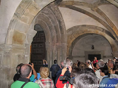 Comienzo de las visitas: en la puerta románica de la Colegiata de Arbás del Puerto, León