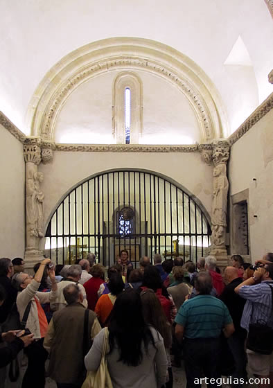 Uno de los momentos más emocionantes: en la Cámara Santa de la Catedral de Oviedo