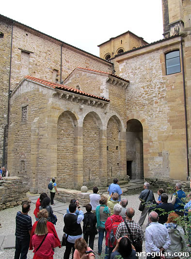 Momento en que pasamos a analizar la arquitectura exterior de la Cámara Santa