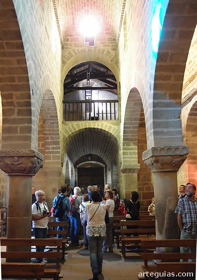 Sugerente ambiente interior de la Colegiata de San Pedro de Teverga