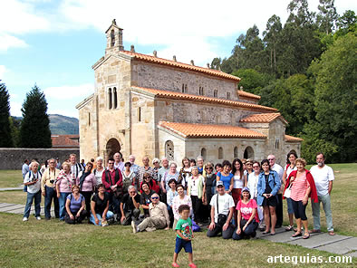 El grupo posando el sábado por la tarde ante San Salvador de Valdediós