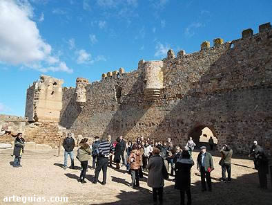 El grupo en el patio de armas del castillo