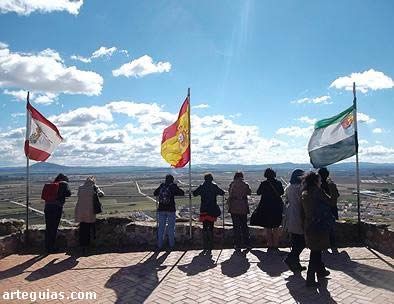 Encaramados a la terraza de la torre del homenaje del castillo de Medellín