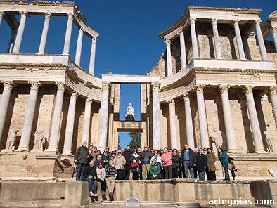 El grupo de acompañantes posando en el Teatro Romano