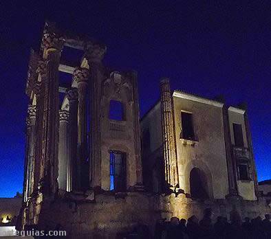 UN hermoso anochecer ante el Tempolo de Diana iluminado