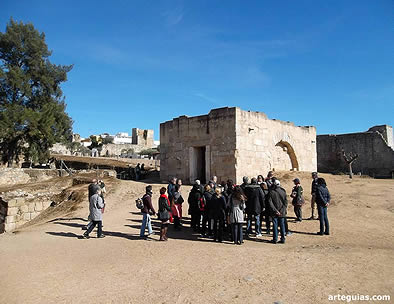 Primera hora de la tarde: en el patio de la Alcazaba Árabe, ante el aljibe