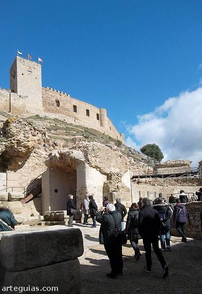Llegando al teatro romano. Como centinela: el castillo medieval