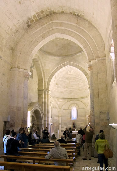 Interior abovedado y cuidadísimo de la ermita