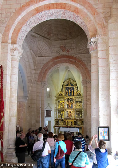 En el interior de la iglesia de El Almiñé