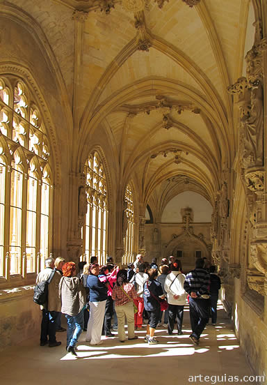 Visita al claustro del Monasterio de Oña