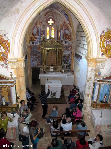 En el interior de la Ermita de Nuestra Señora de la Hoz de Tobera