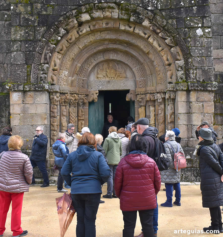 Puerta de entrada a la iglesia