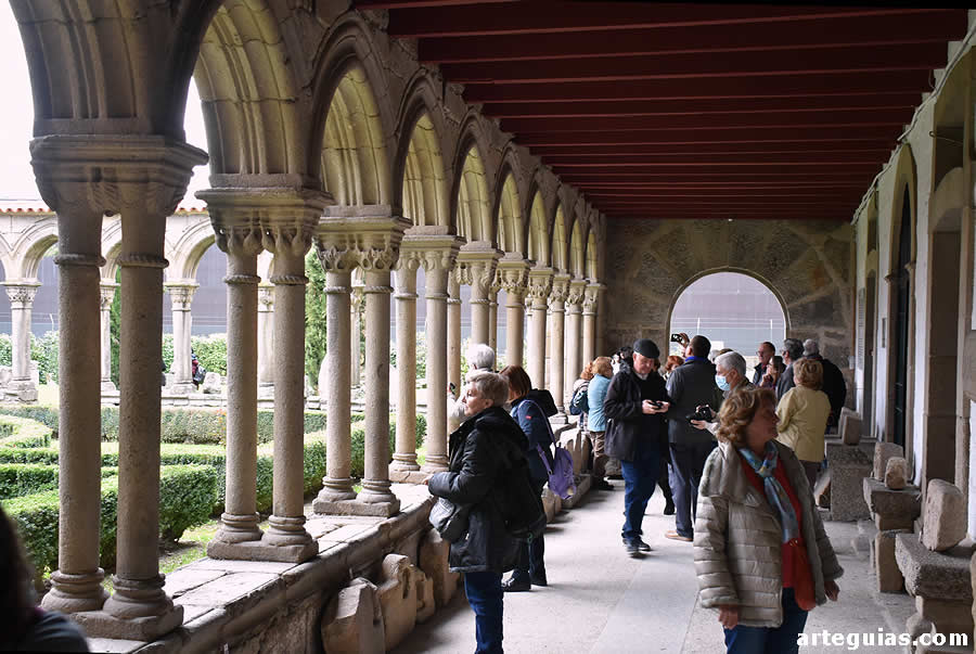 Las pandas de este claustro están repletas de piezas arqueológicas