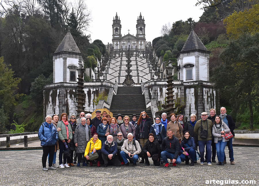 Foto de familia delante del Santuario de Bom Jesus do Monte en Braga
