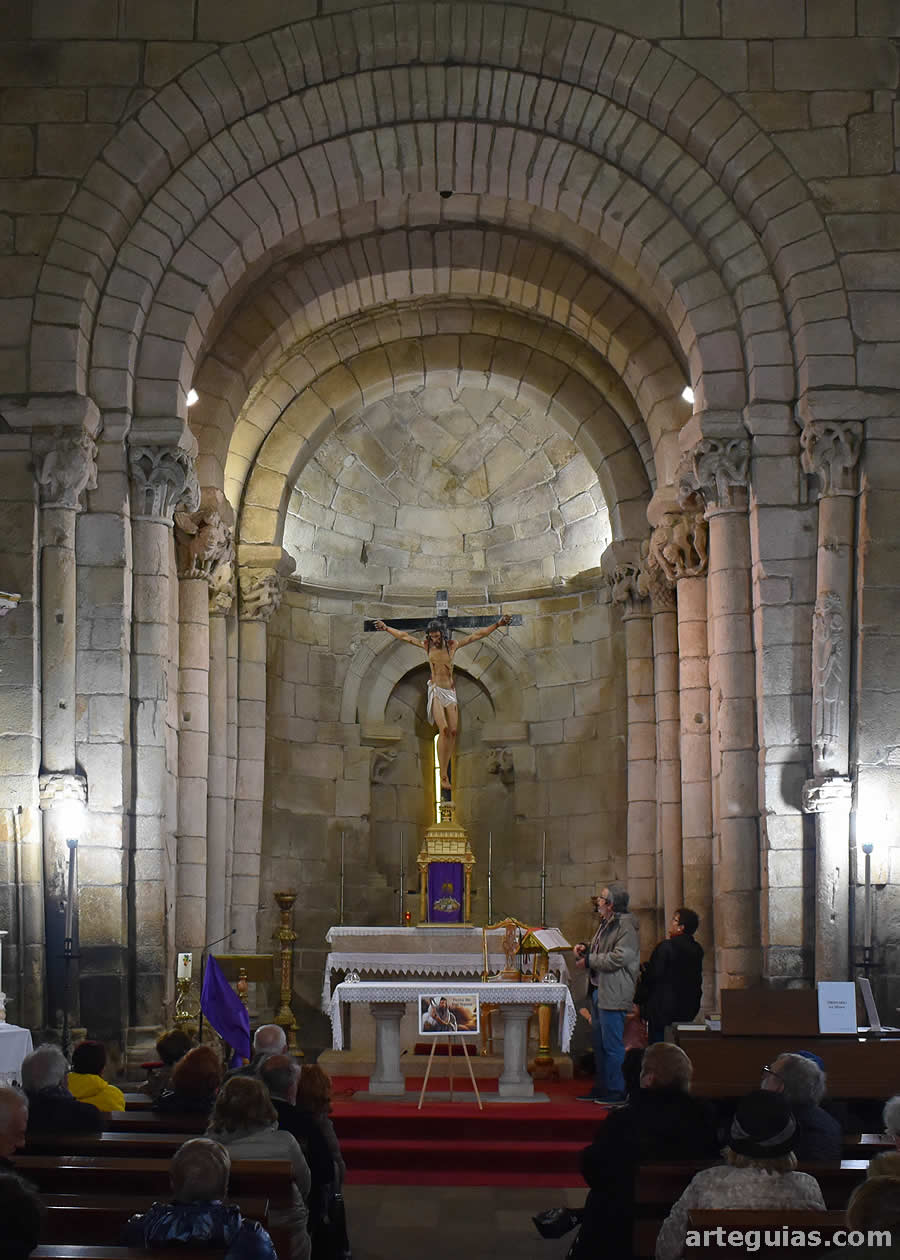 Interior de la cabecera de Longos Vales