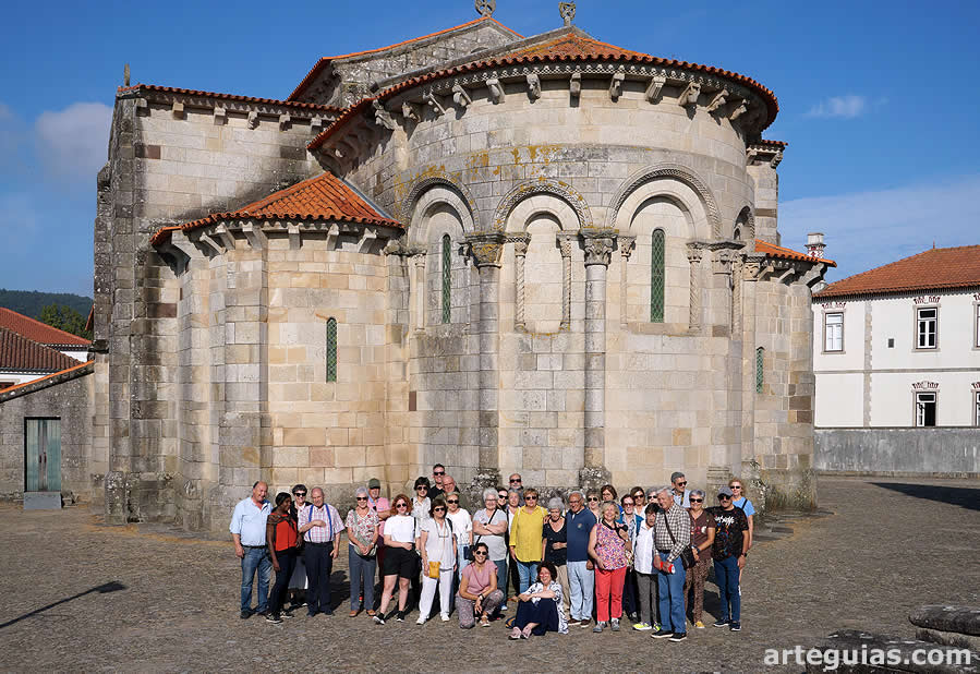 Foto de familia ante la iglesia de San Pedro de Rates