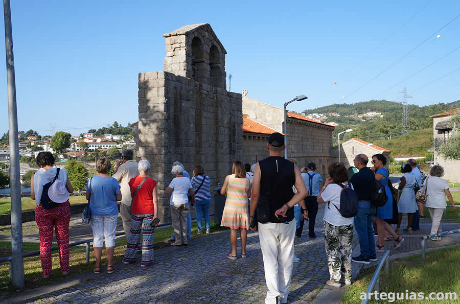 Llegada a la iglesia de Santa Cristina de Serzedelo