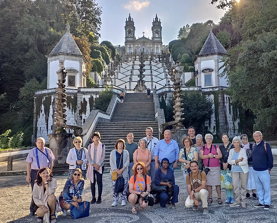 Foto de familia delante de la Escalera de la Humanidad