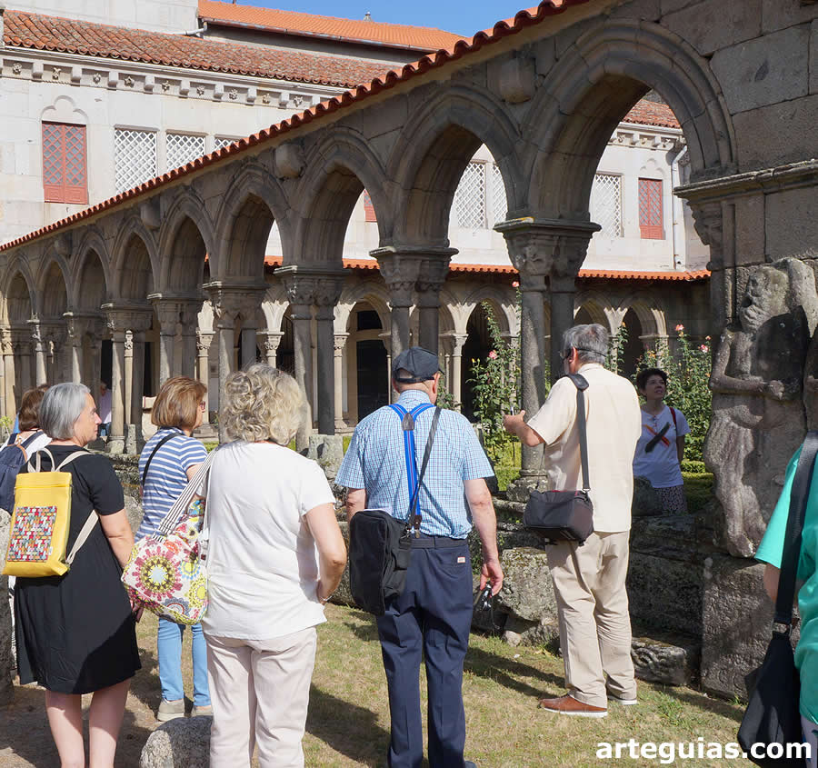 En el claustro gótico de Santo Domingo de Guimarães