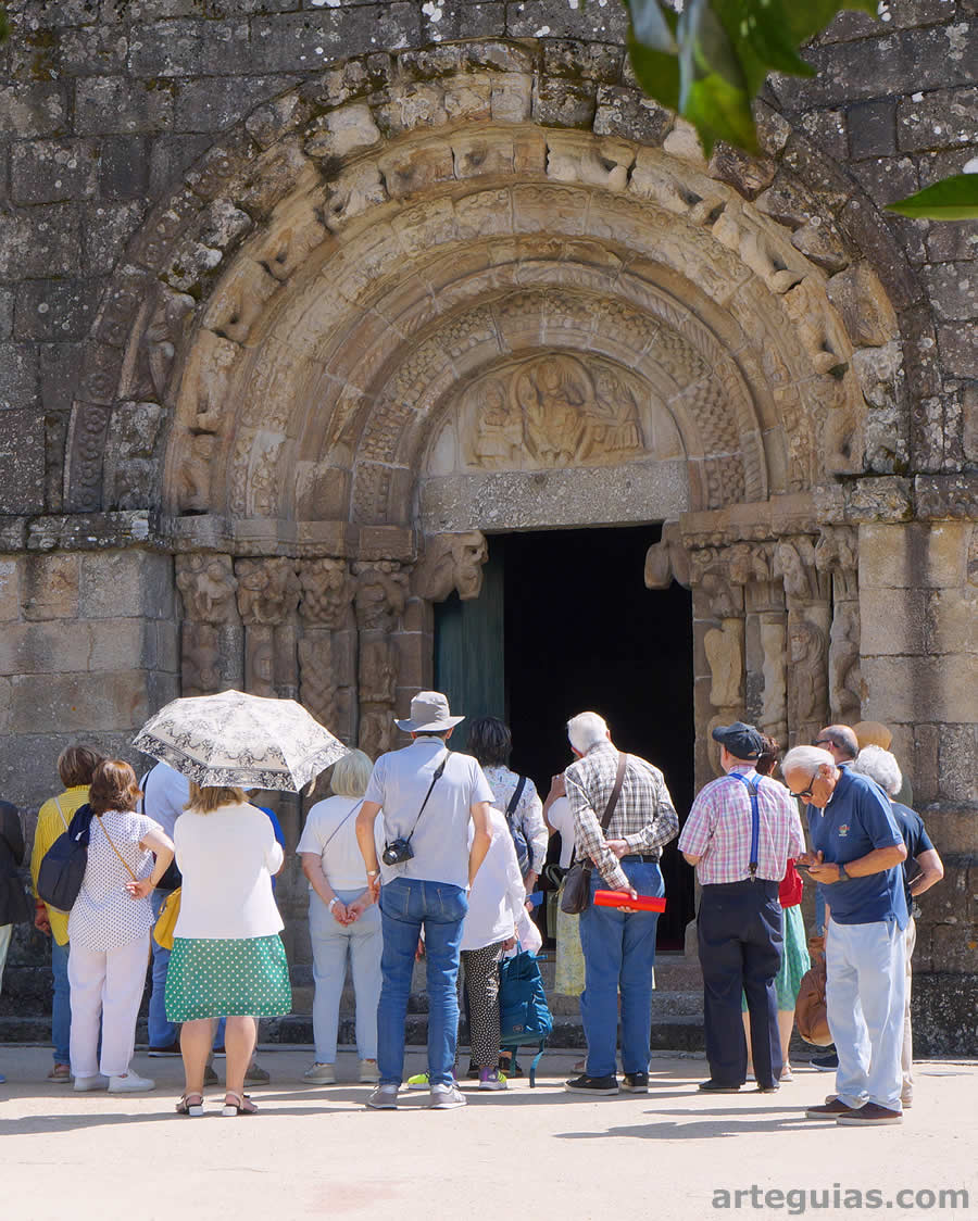 EL segundo monasterio del viernes fue el de Bravaes con sus puertas cargadas de escultura