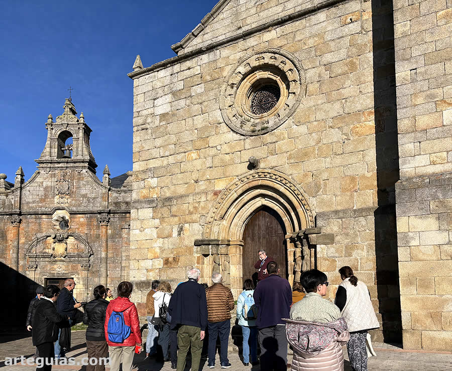 Frente a la iglesia de Santa María del Azogue de Puebla de Sanabria